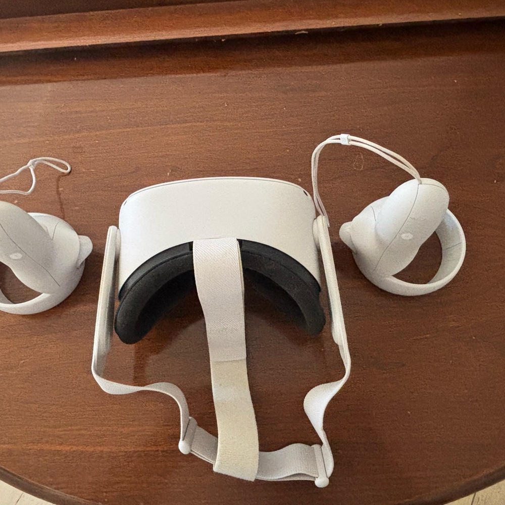 Standalone White VR Headset with Two Motion Controllers